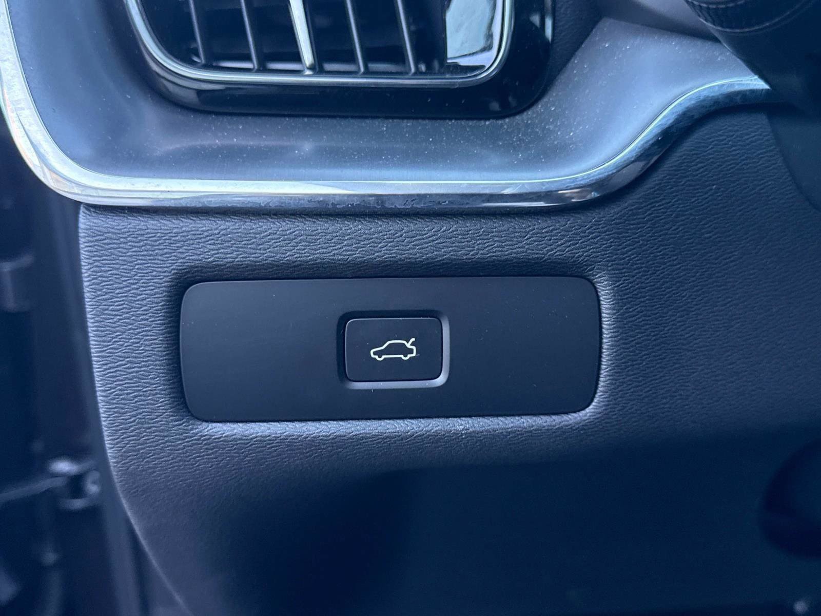 Certified 2025 Volvo XC60 B5 Core w/ Climate Package image 39