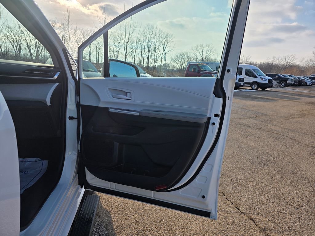 Used 2026 Toyota Sienna LE image 32