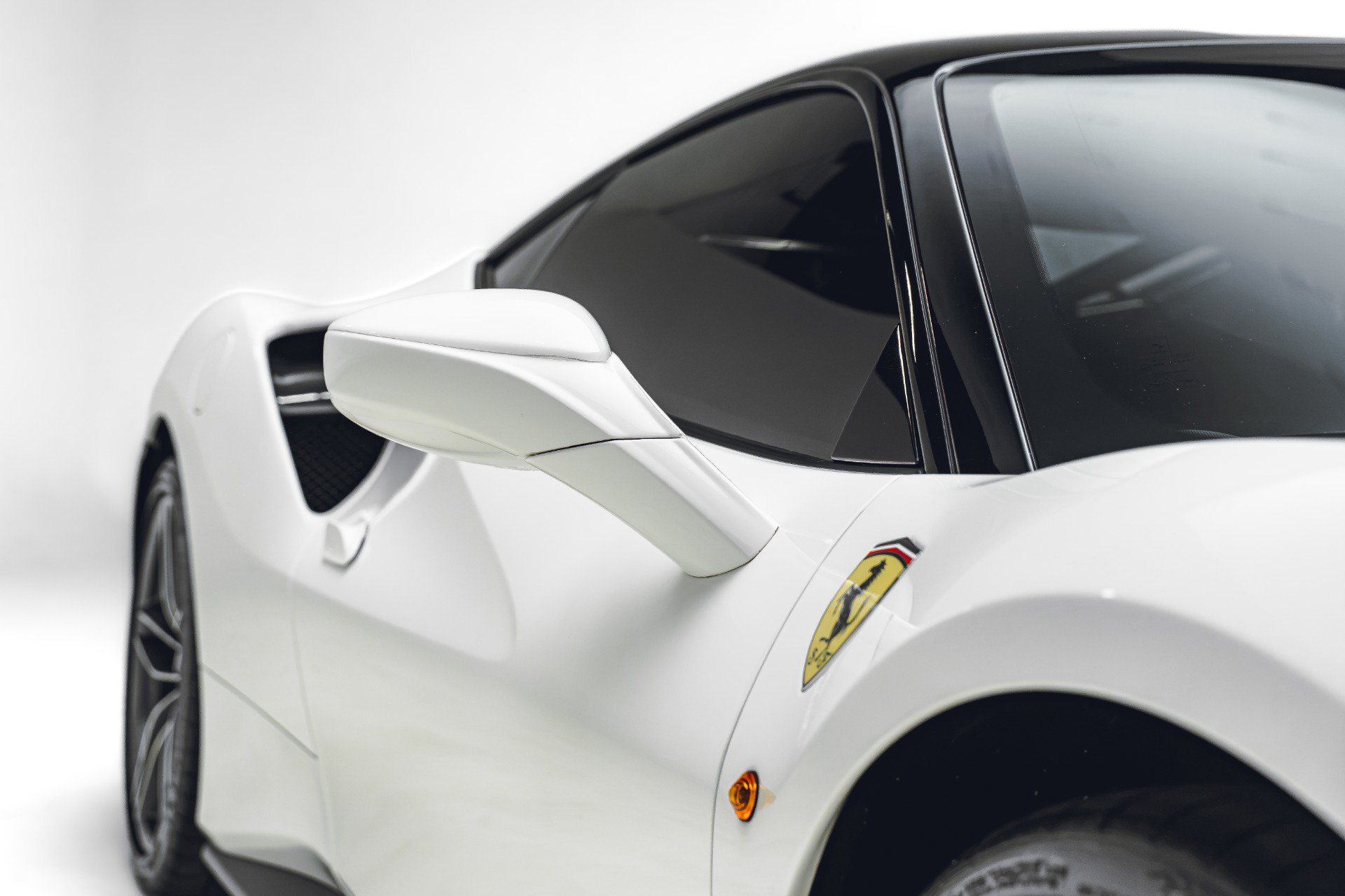 Used 2018 Ferrari 488 GTB RWD image 12