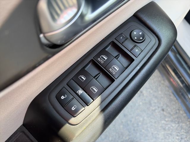 Used 2022 Chrysler Pacifica Touring-L FWD image 25