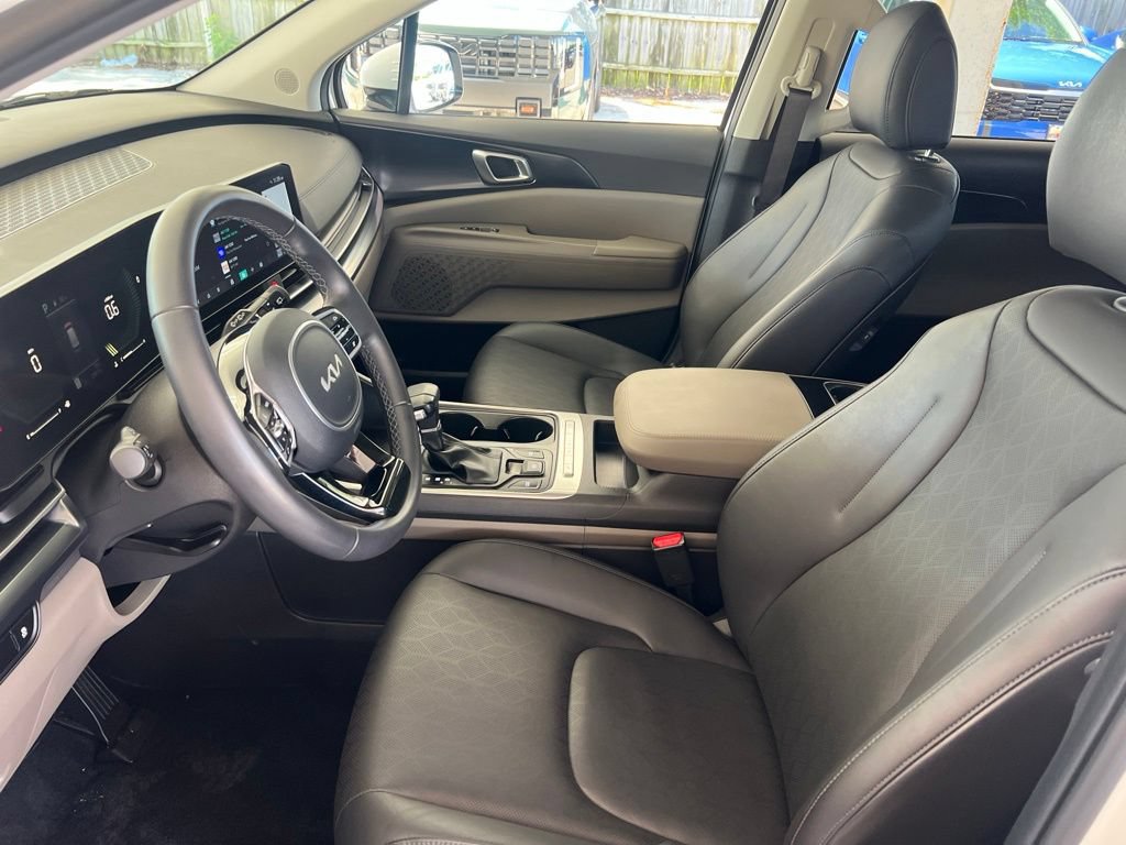 Certified 2025 Kia Carnival FWD image 4