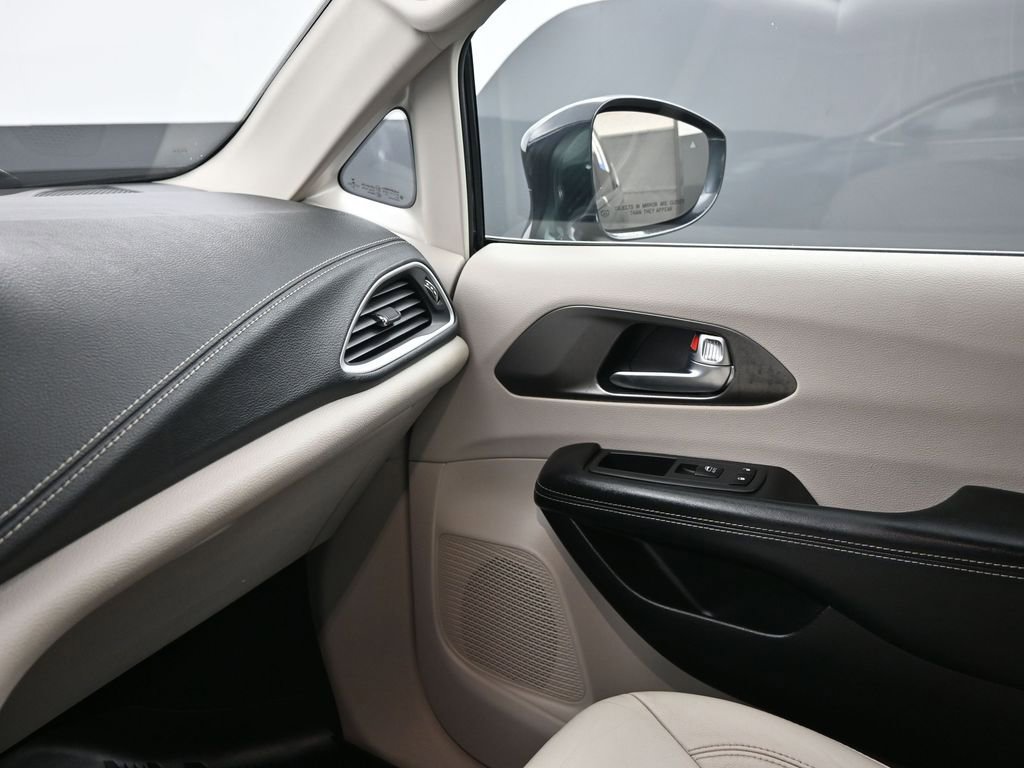 Used 2021 Chrysler Pacifica Touring-L image 14