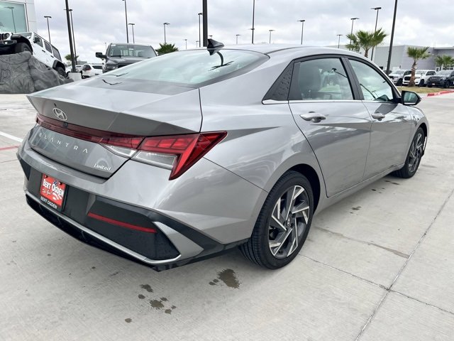 Used 2025 Hyundai Elantra Limited image 6