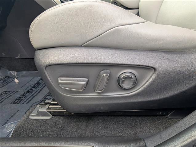 Used 2022 Toyota Venza XLE image 28