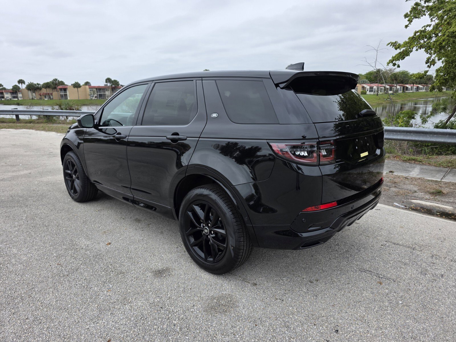 New 2026 Land Rover Discovery Sport Landmark AWD/4WD image 2