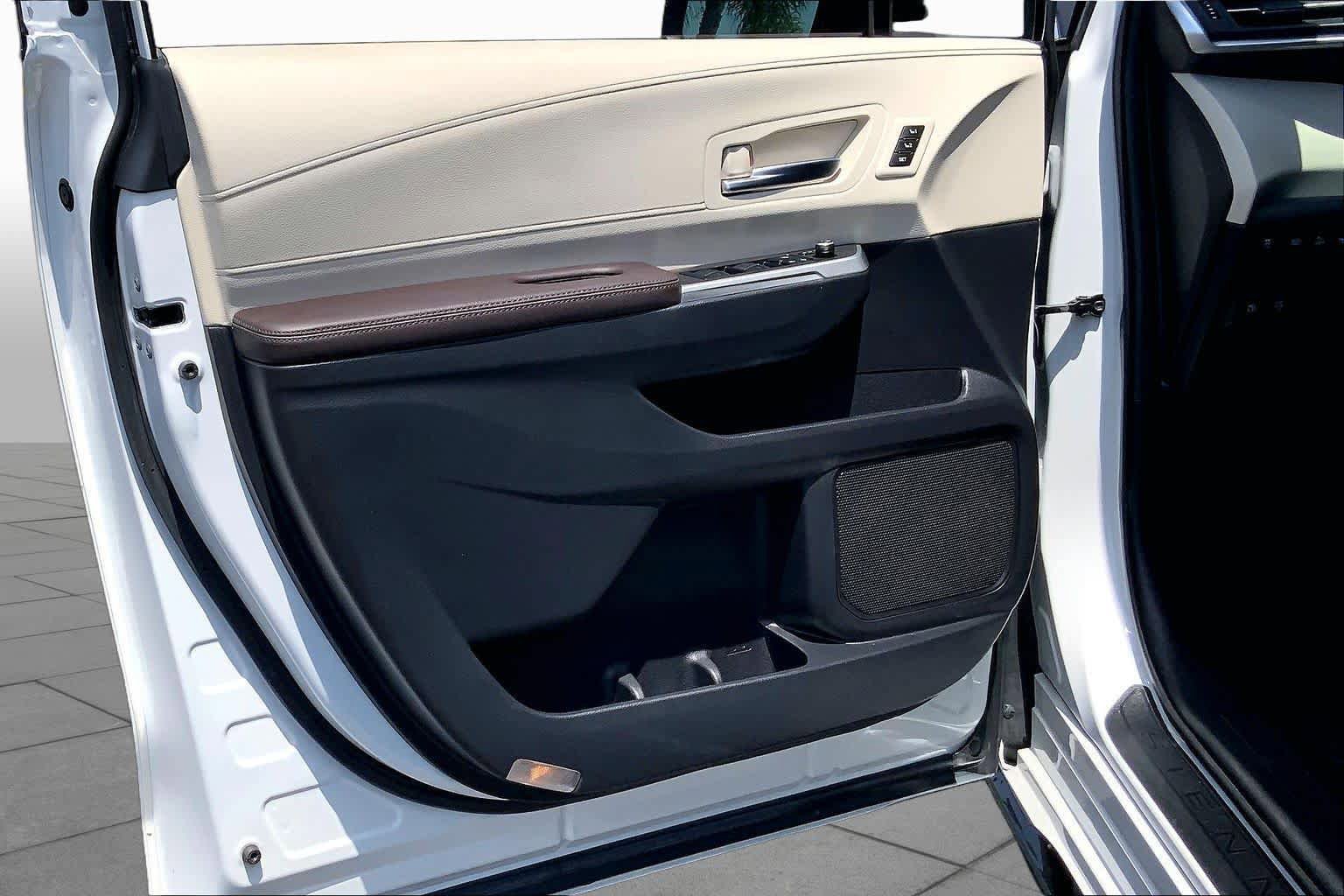 Used 2022 Toyota Sienna Platinum AWD/4WD image 21