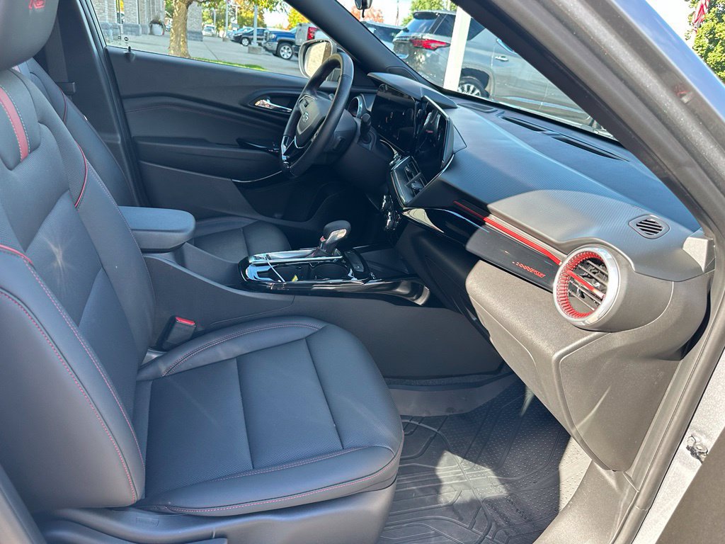 Used 2024 Chevrolet Trax RS w/ Sunroof Package FWD image 29