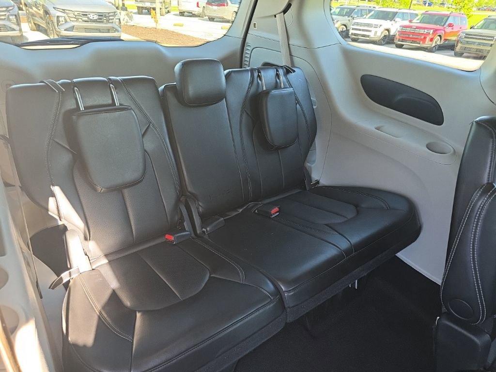 Used 2024 Chrysler Pacifica Touring-L FWD image 23