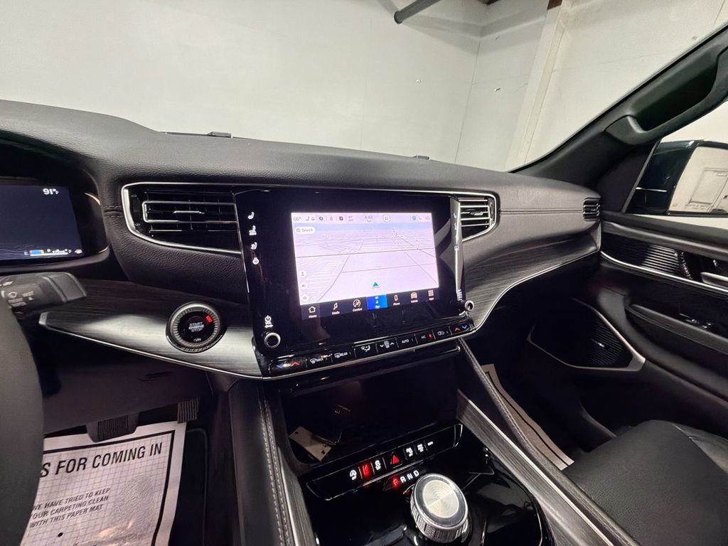 Used 2024 Jeep Wagoneer L Series II image 18