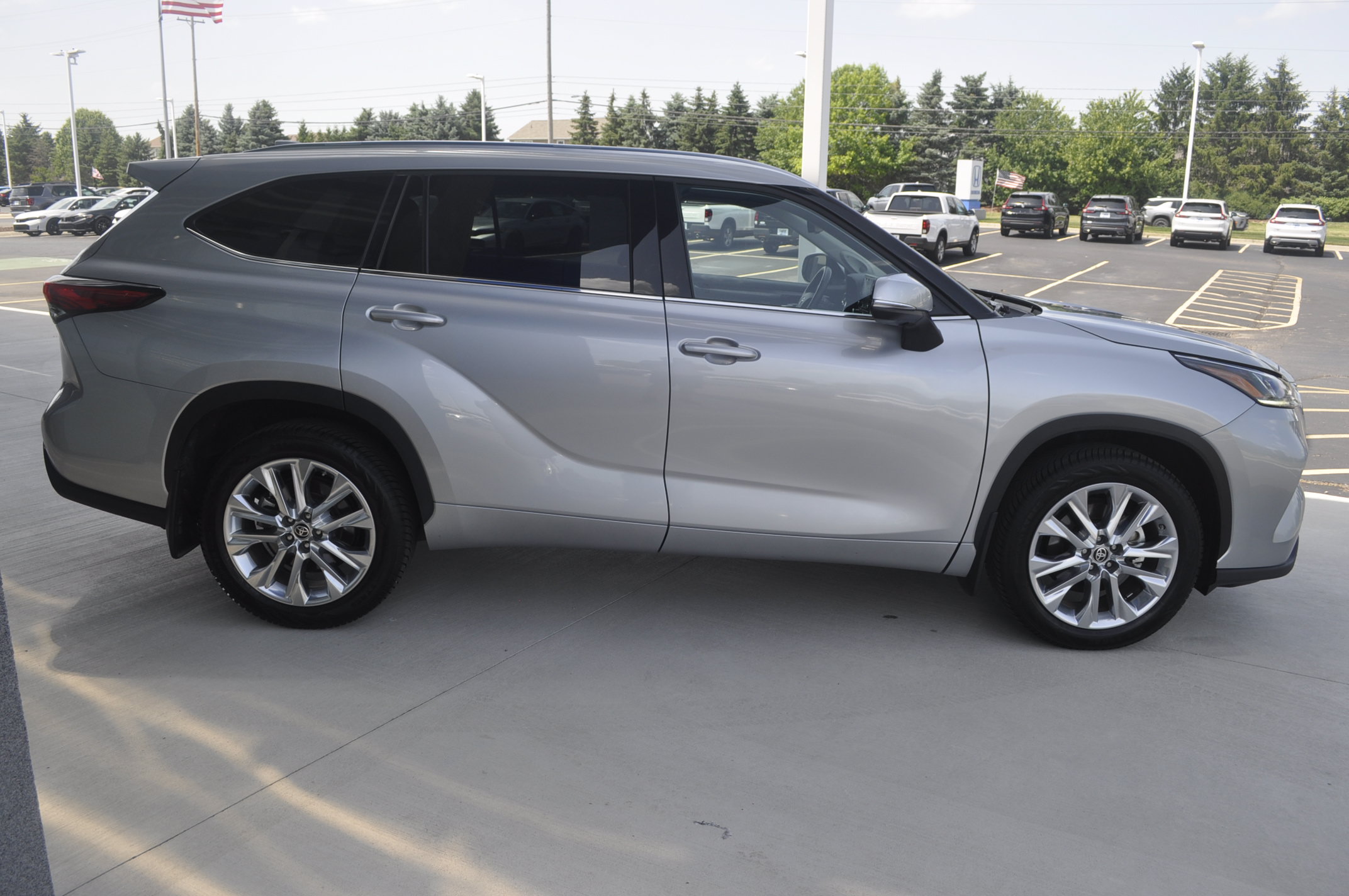 Used 2021 Toyota Highlander Limited AWD/4WD image 7