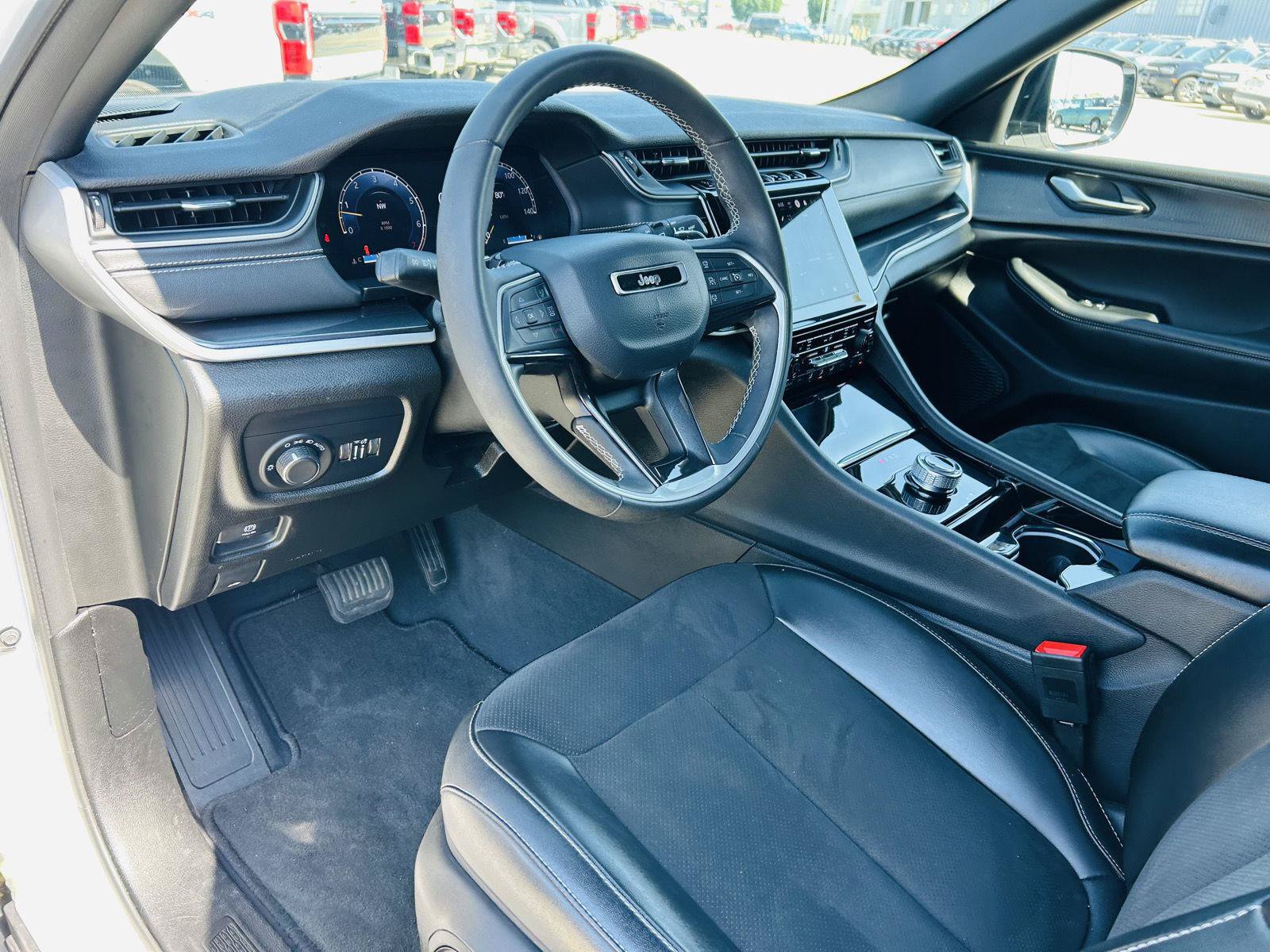 Used 2023 Jeep Grand Cherokee Altitude AWD/4WD image 14