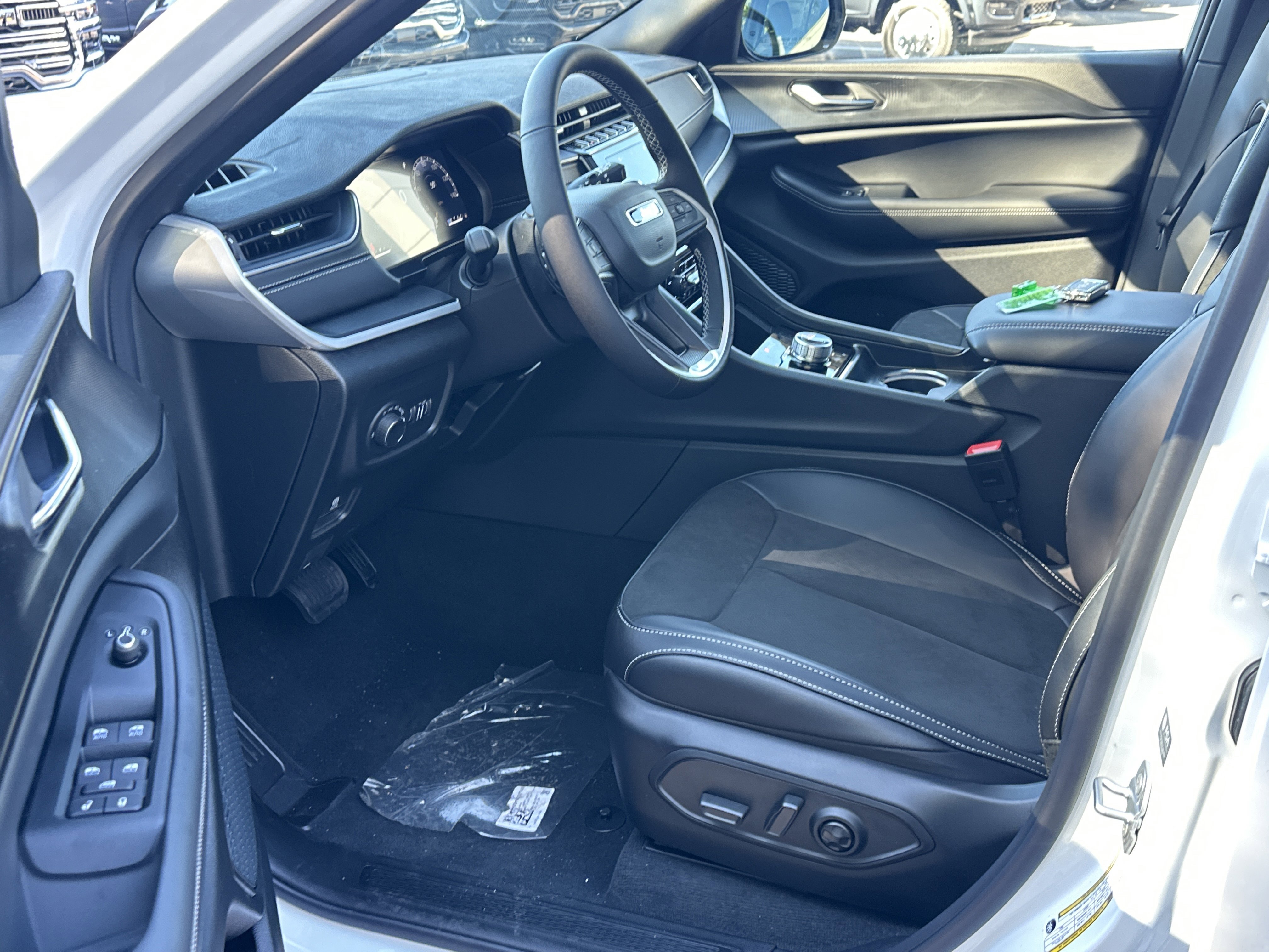 New 2025 Jeep Grand Cherokee Altitude image 26