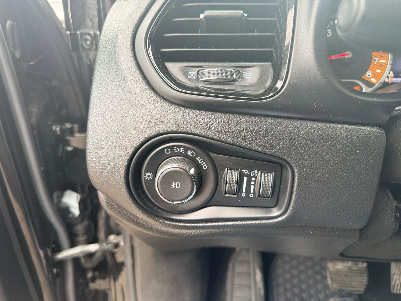 Used 2022 Jeep Renegade Altitude w/ Convenience Group image 16