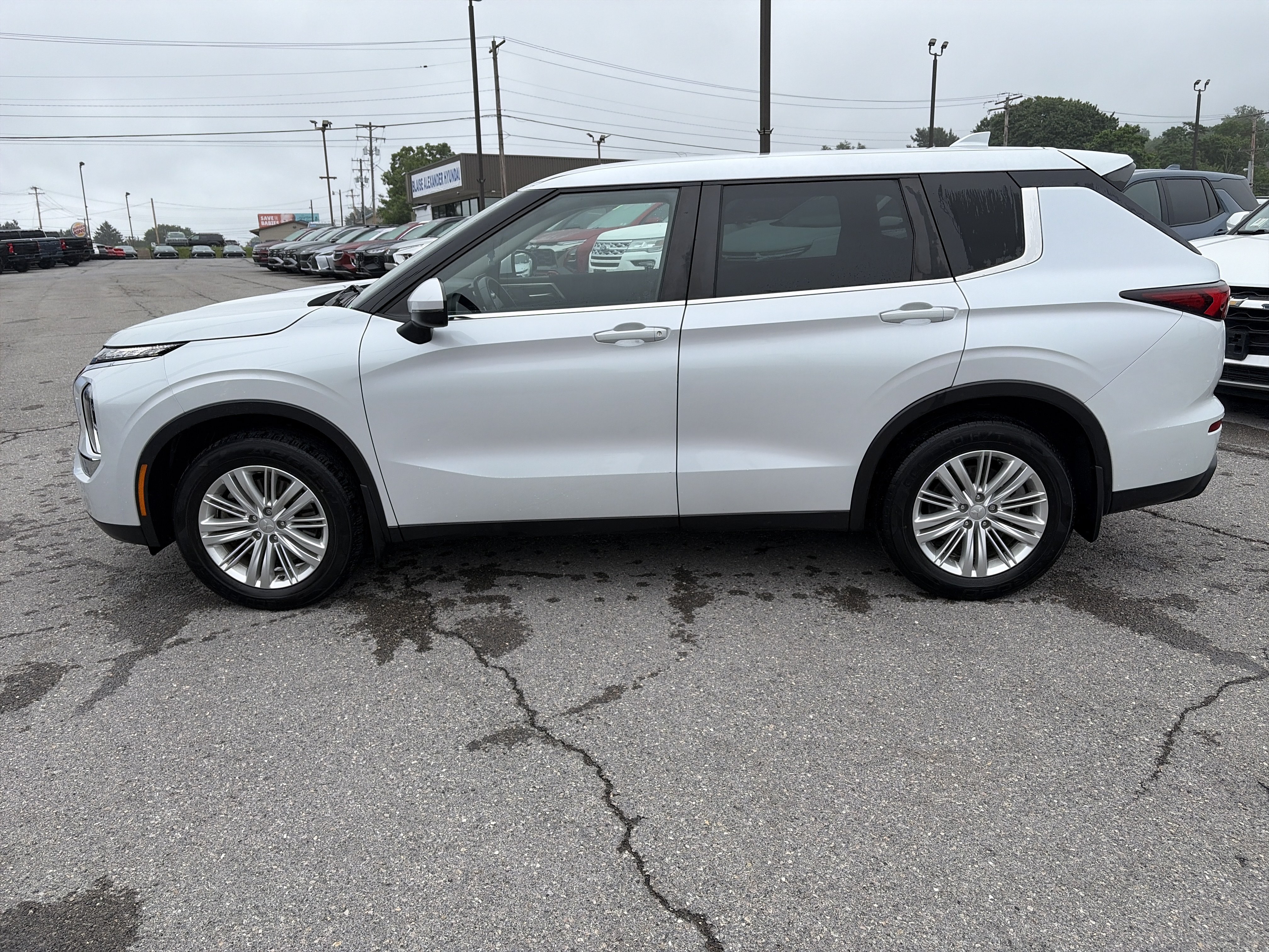 Used 2022 Mitsubishi Outlander ES AWD/4WD image 7