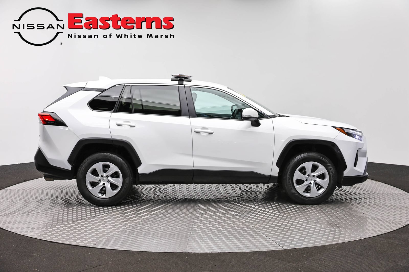 Used 2023 Toyota RAV4 LE AWD/4WD image 4