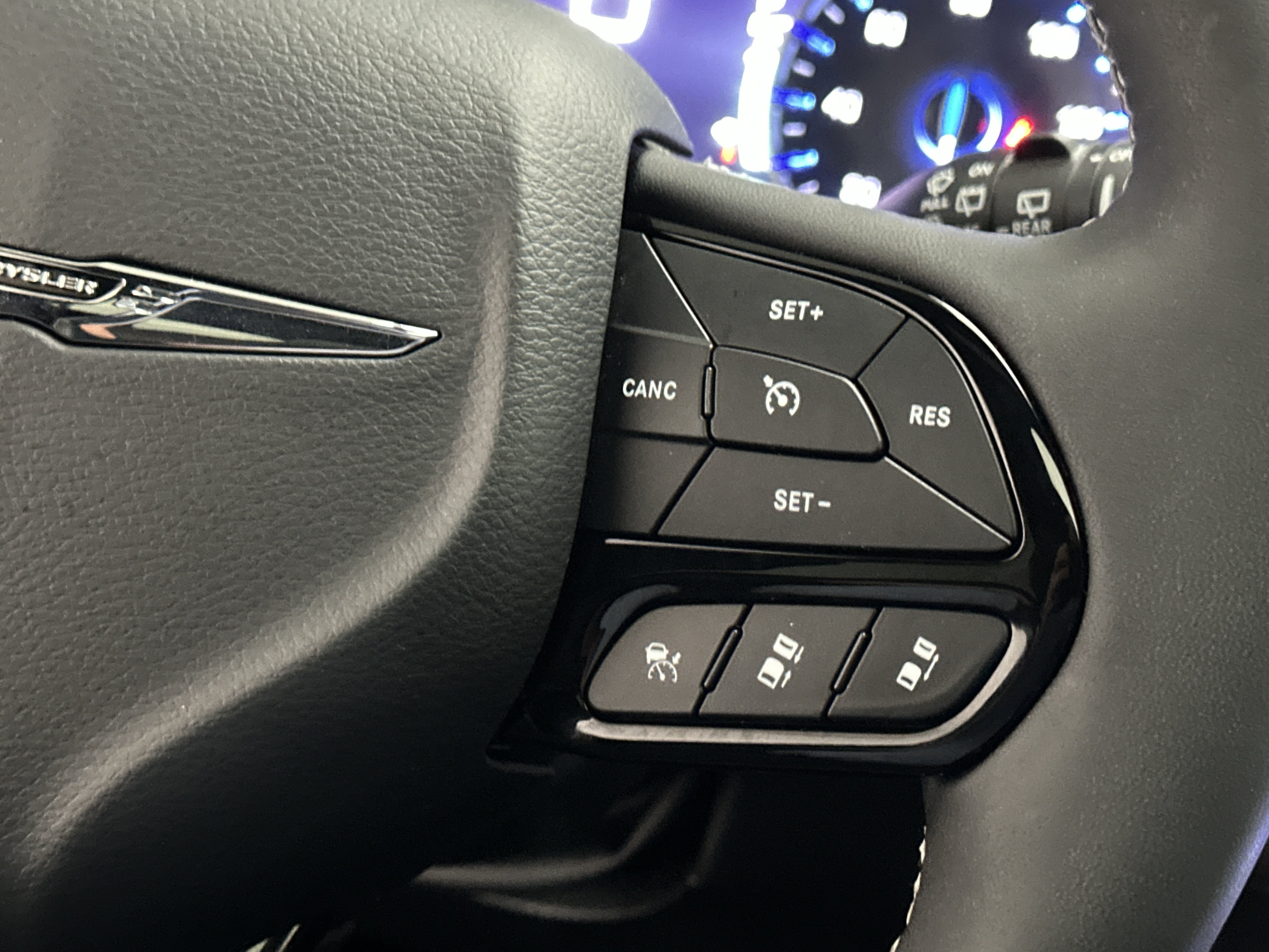 Used 2025 Chrysler Pacifica Limited FWD image 30