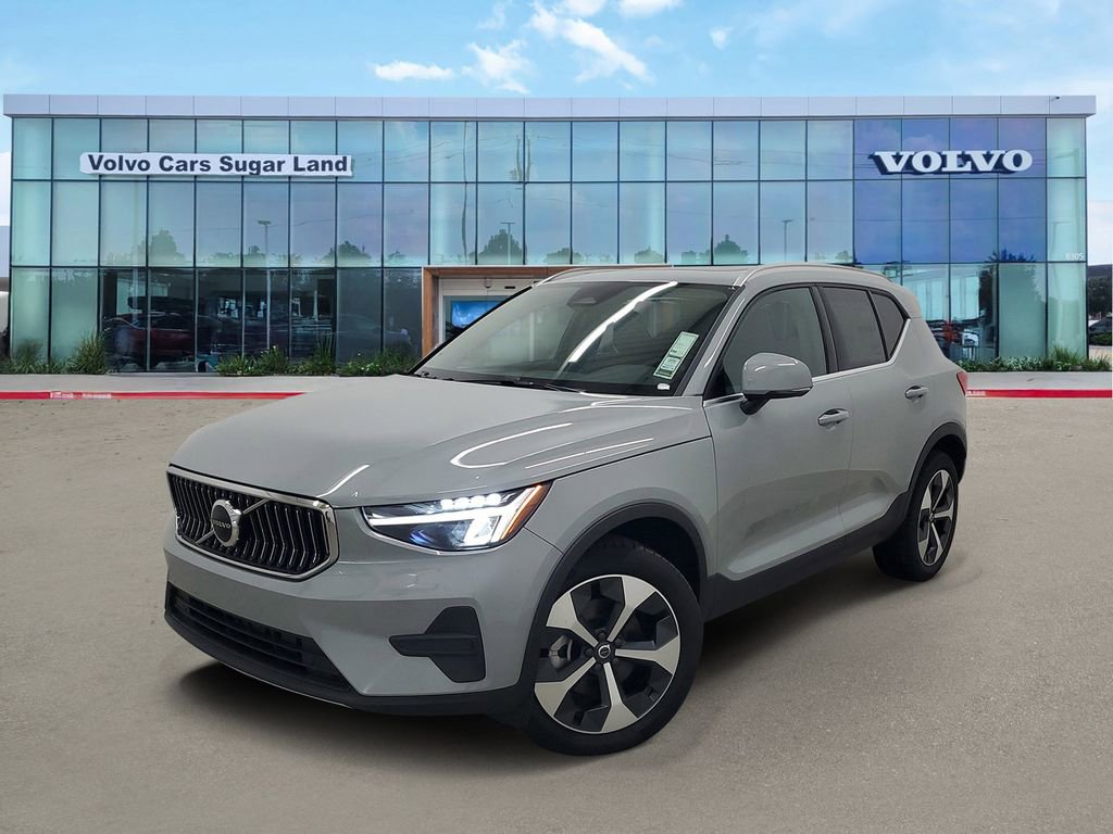 New 2025 Volvo XC40 B5 Core w/ Climate Package