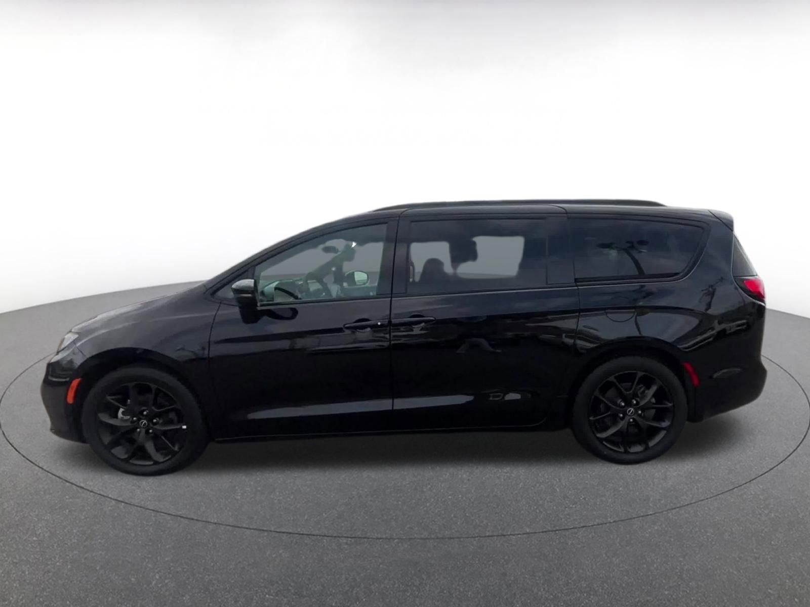 Used 2025 Chrysler Pacifica Limited image 9