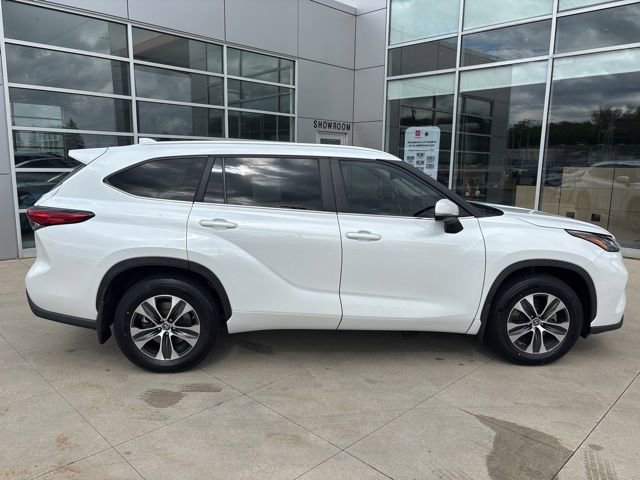 Used 2023 Toyota Highlander XLE AWD/4WD image 8