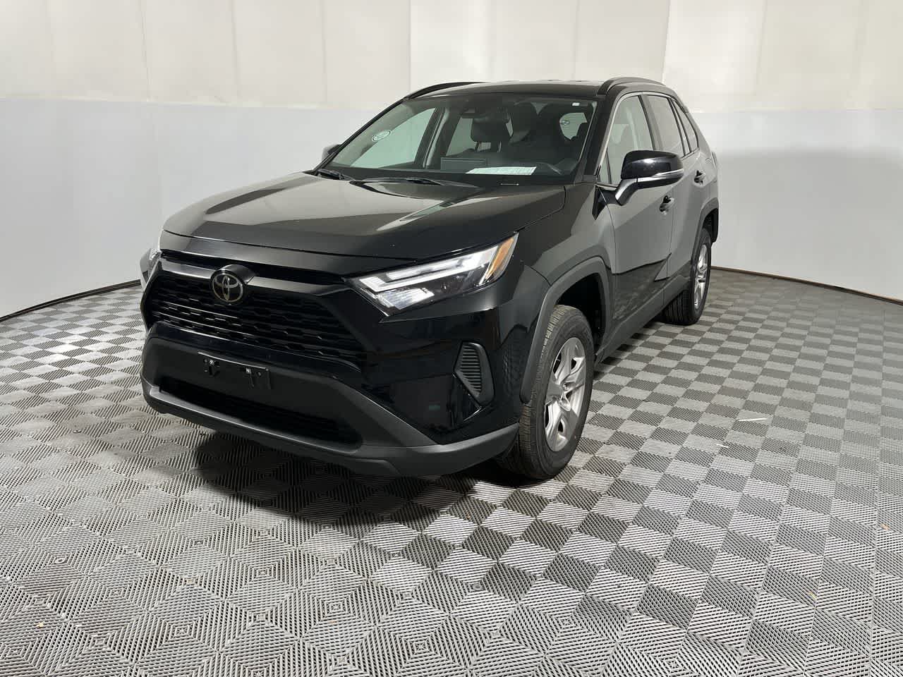 Used 2025 Toyota RAV4 XLE FWD image 4