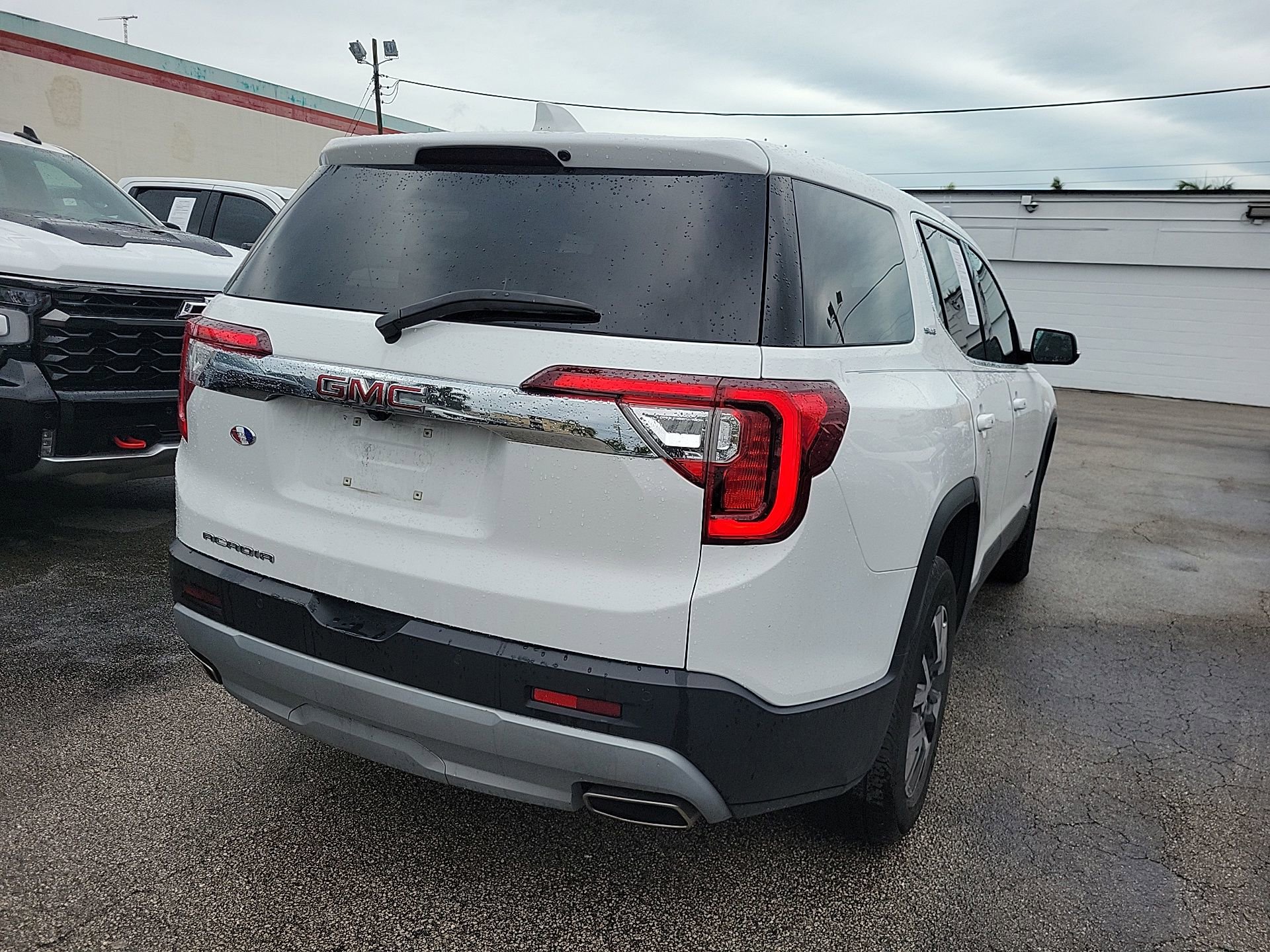 Used 2023 GMC Acadia SLE image 11