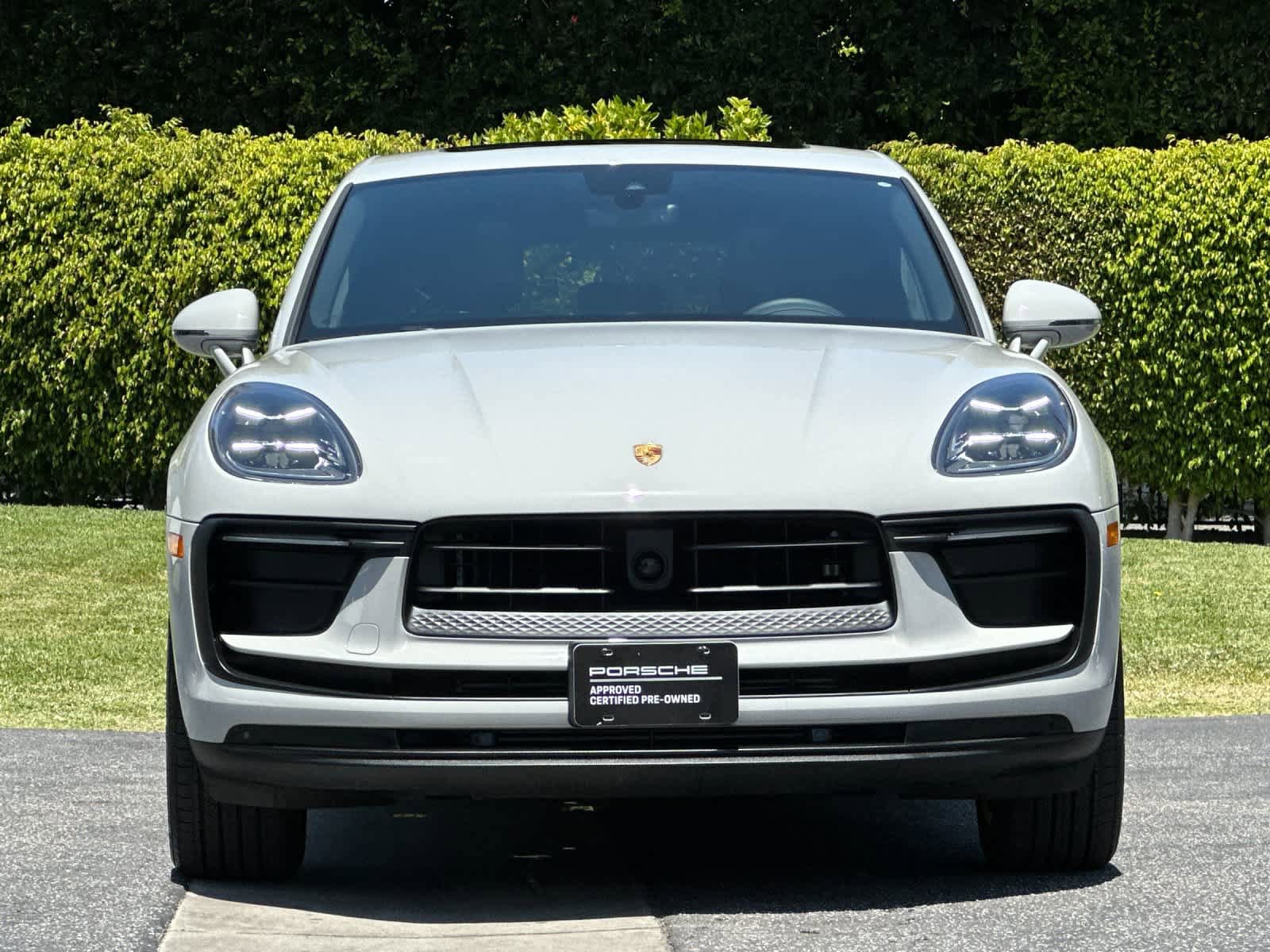 Certified 2025 Porsche Macan AWD/4WD image 11