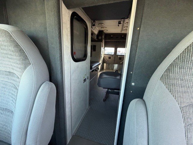 Used 2003 Ford E-450 and Econoline 450 image 24