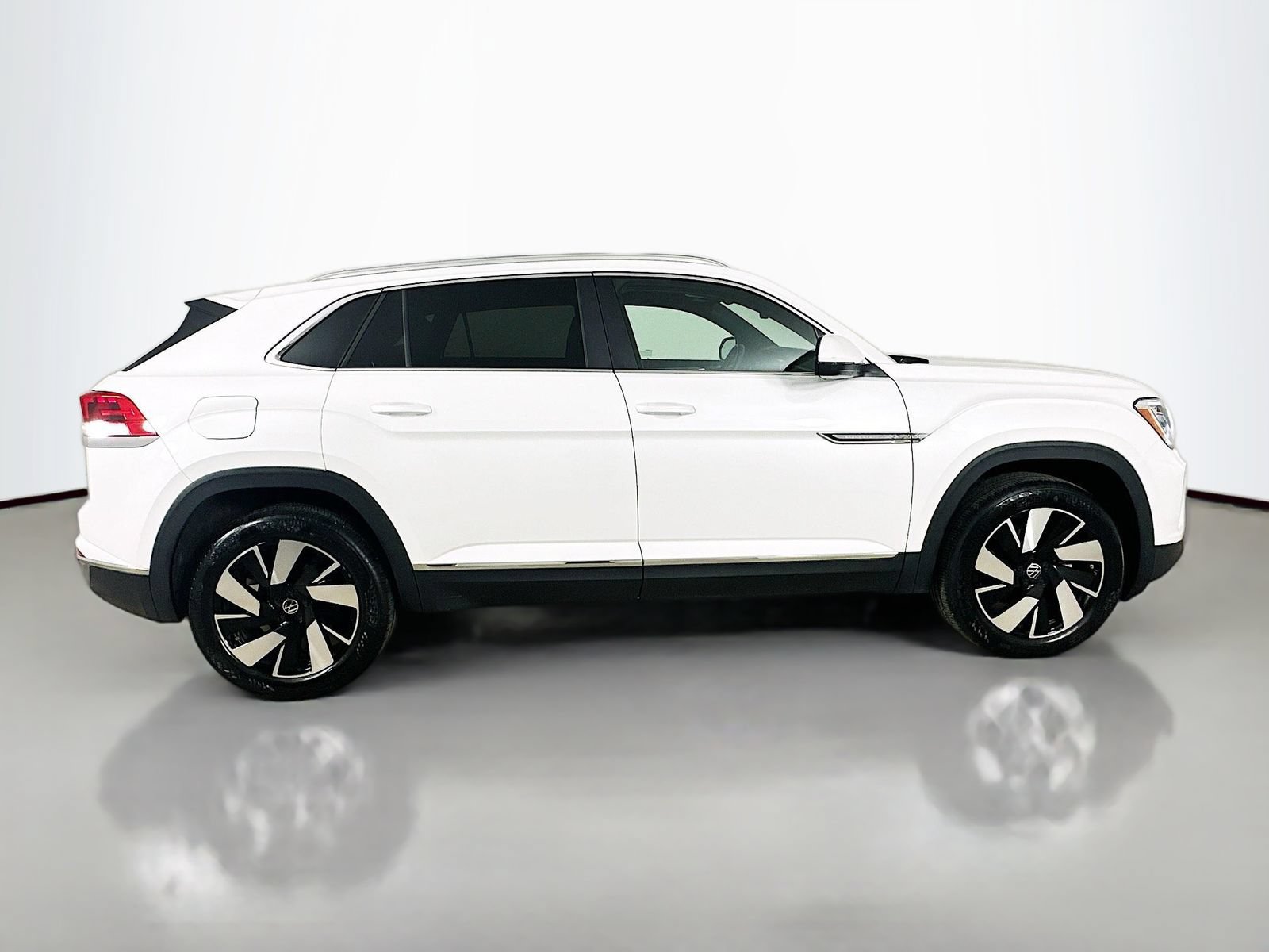 Certified 2025 Volkswagen Atlas Cross Sport SEL AWD/4WD image 4