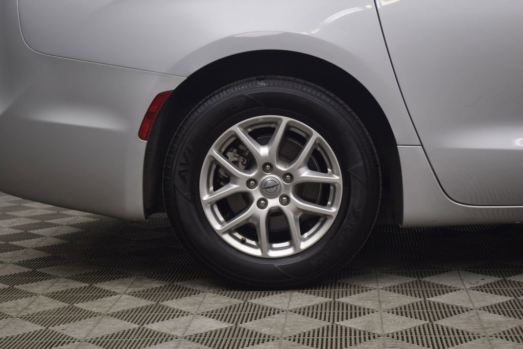 Used 2024 Chrysler Pacifica Touring-L image 30