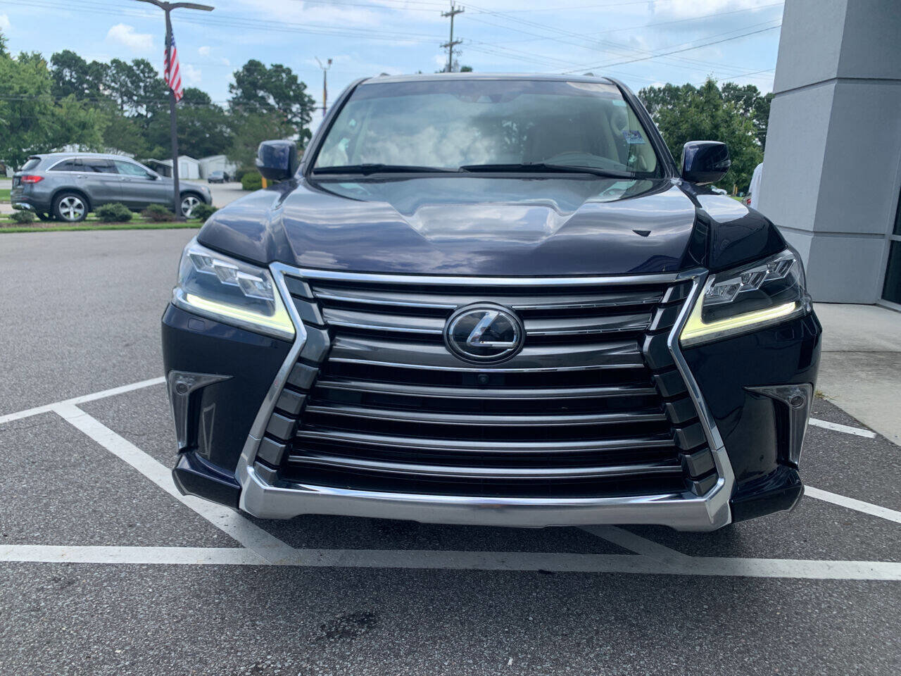 Used 2018 Lexus LX 570 4WD image 2