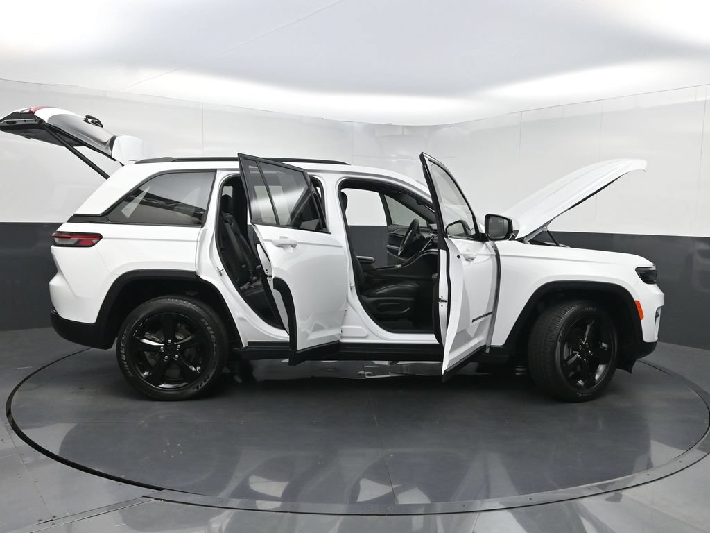 Used 2023 Jeep Grand Cherokee Altitude RWD image 37