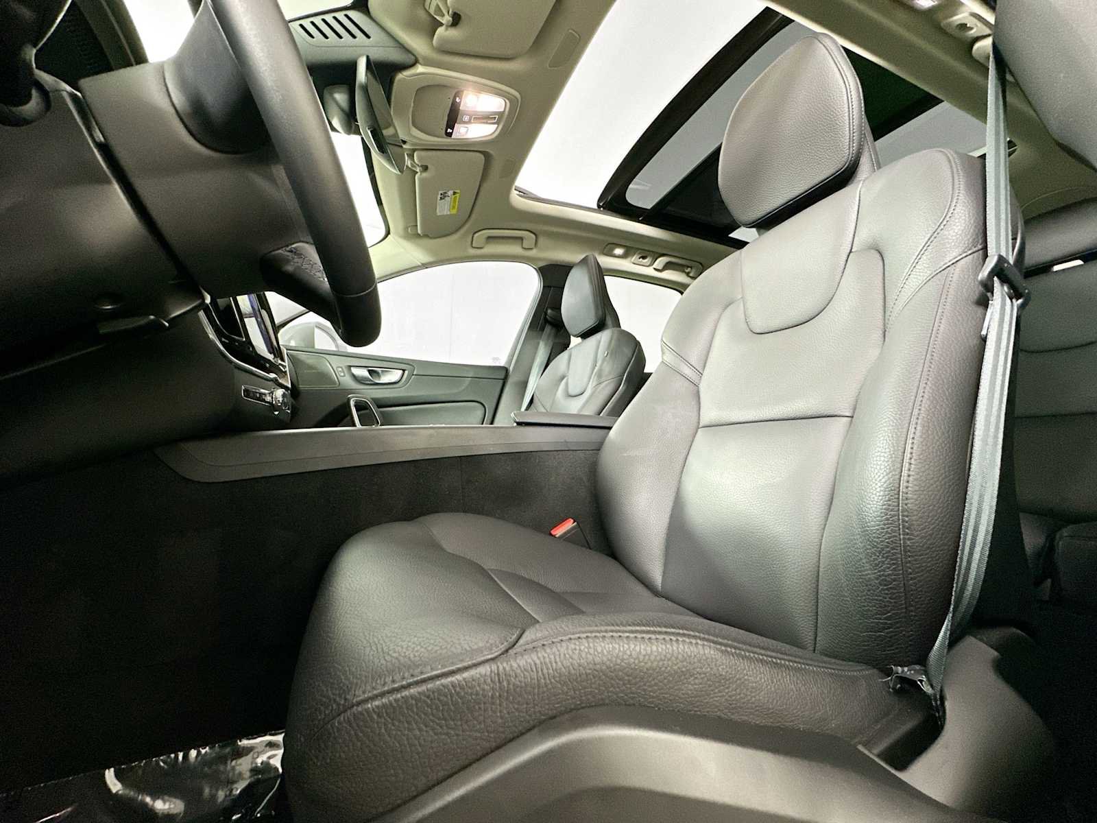 Used 2022 Volvo XC60 B5 Momentum w/ Advanced Package image 19