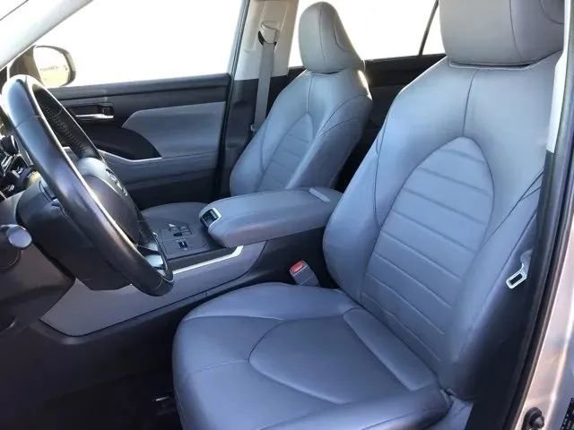 Used 2023 Toyota Highlander XLE image 12