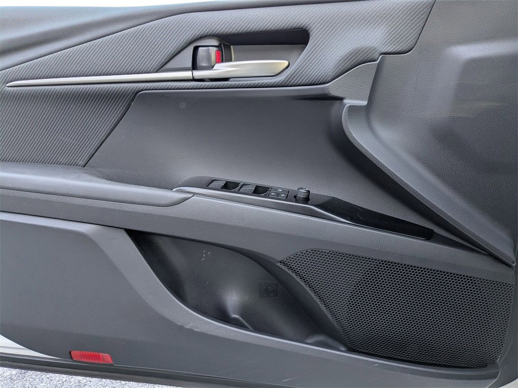 Used 2025 Toyota Camry SE image 13