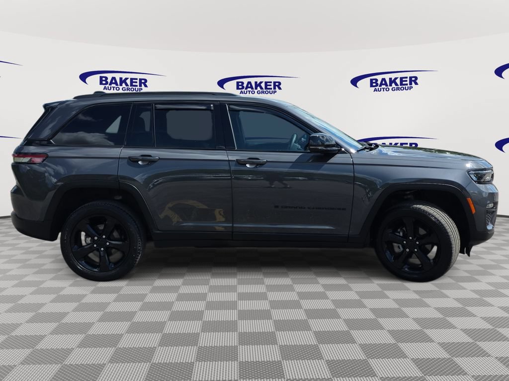 Used 2025 Jeep Grand Cherokee Limited w/ Black Appearance Package AWD/4WD image 2