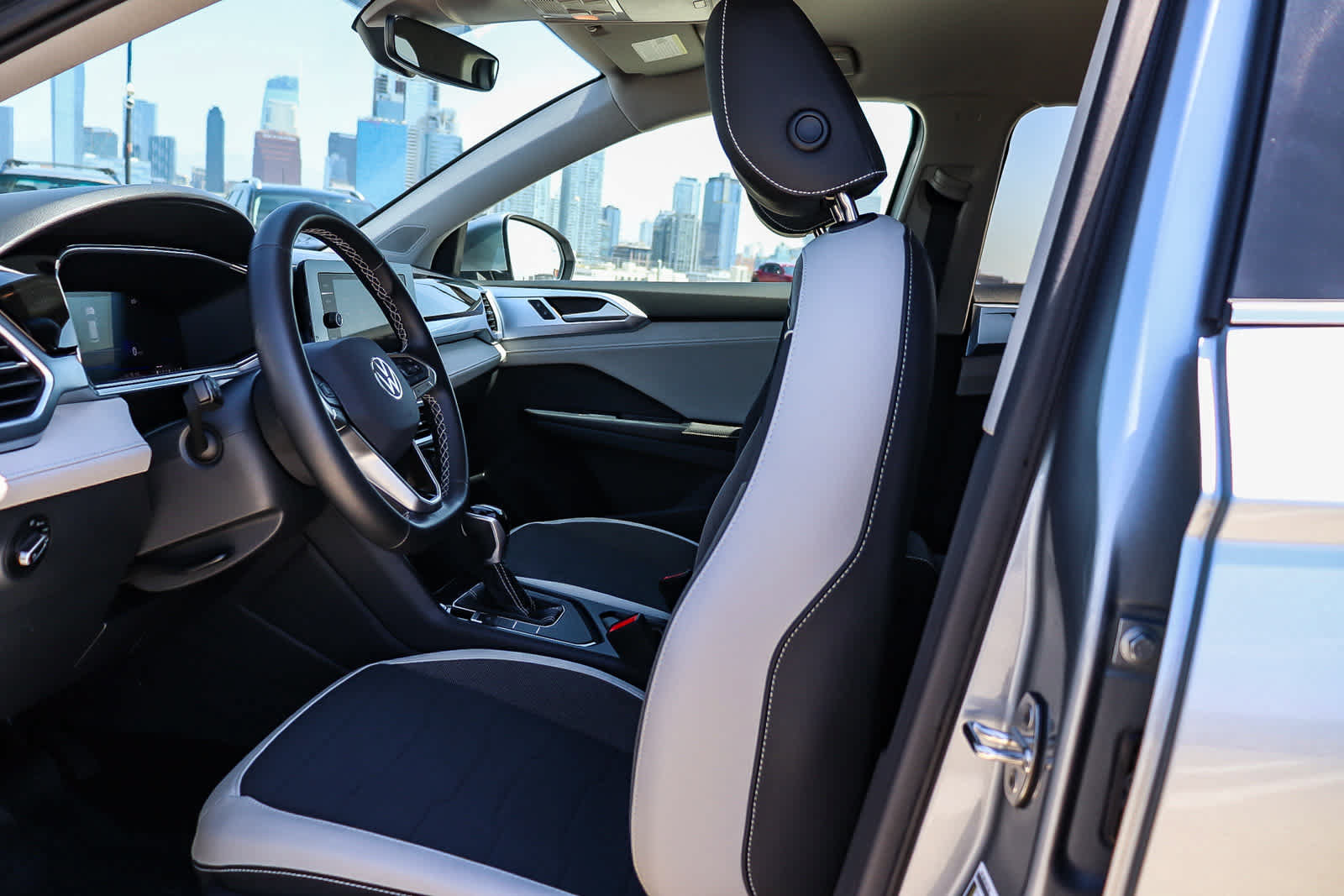 New 2025 Volkswagen Taos SE FWD image 18