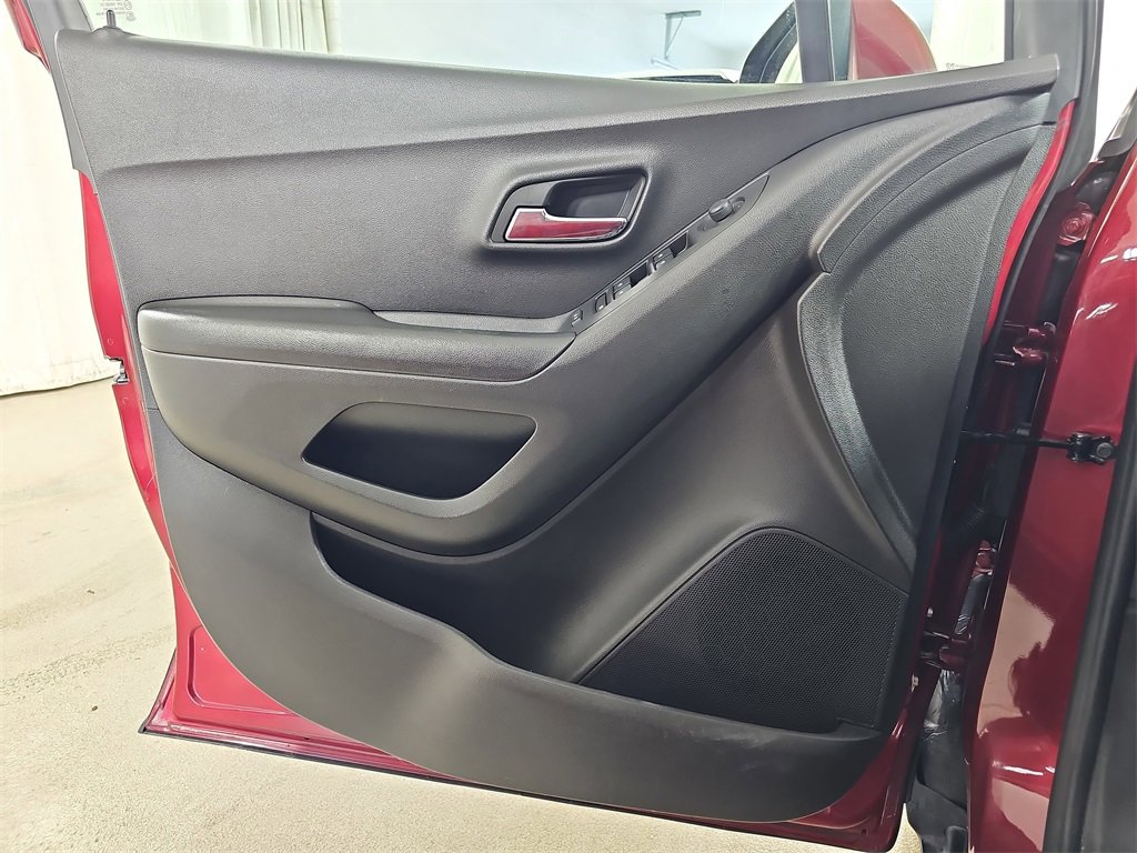 Certified 2022 Chevrolet Trax LT w/ LT Convenience Package image 31