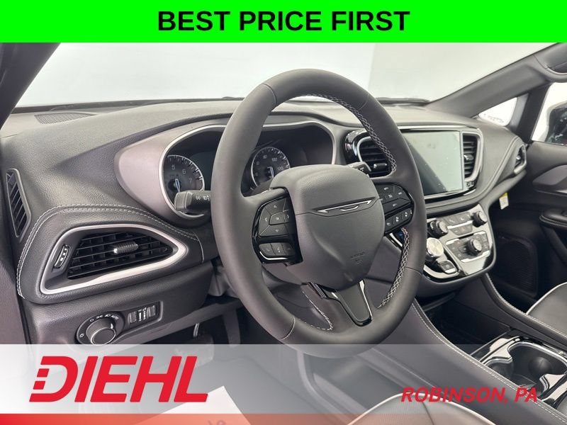 New 2027 Chrysler Pacifica Limited w/ Family Tech Group AWD/4WD image 24