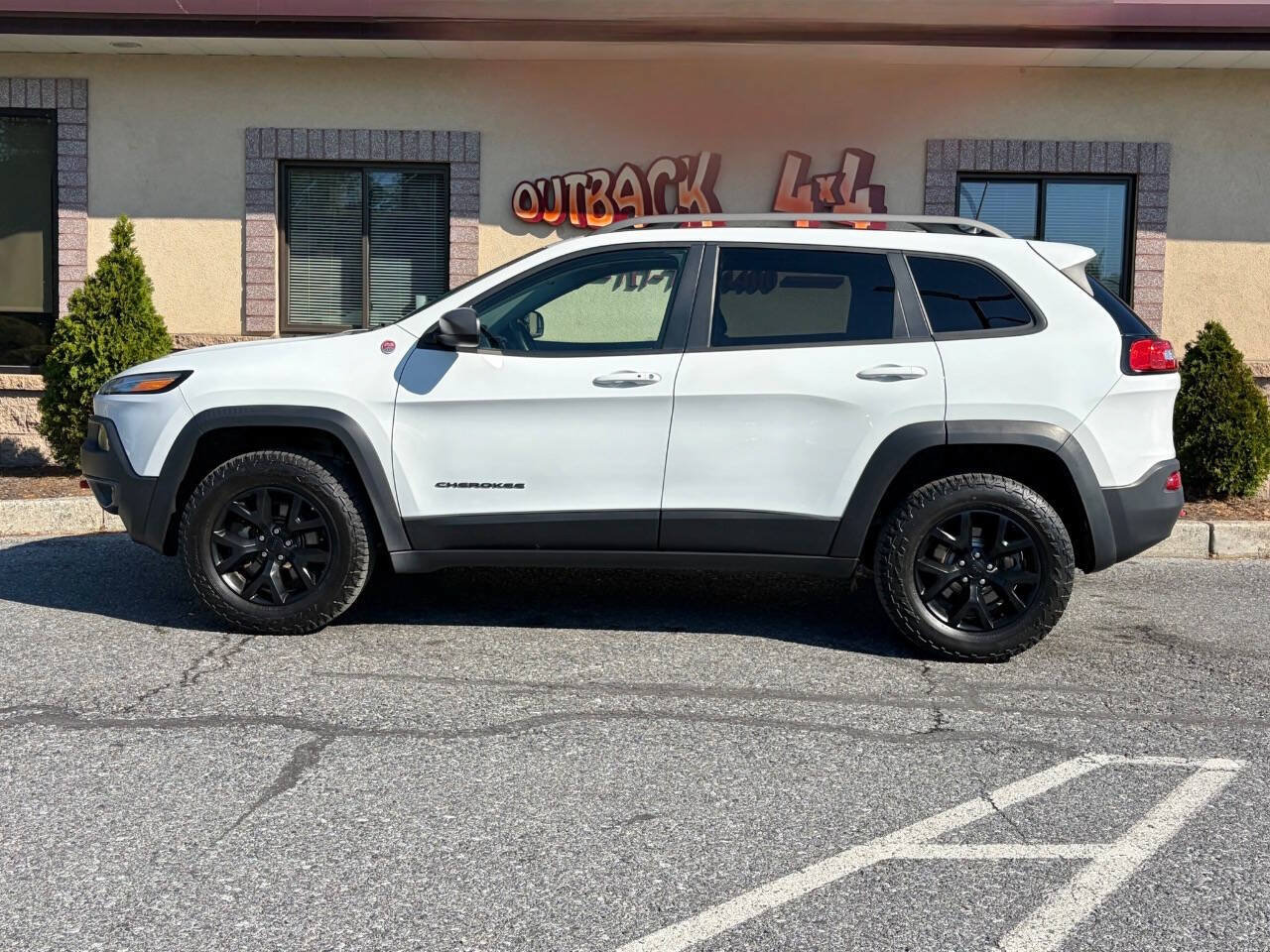 Used 2016 Jeep Cherokee Trailhawk w/ Comfort/Convenience Group AWD/4WD image 35