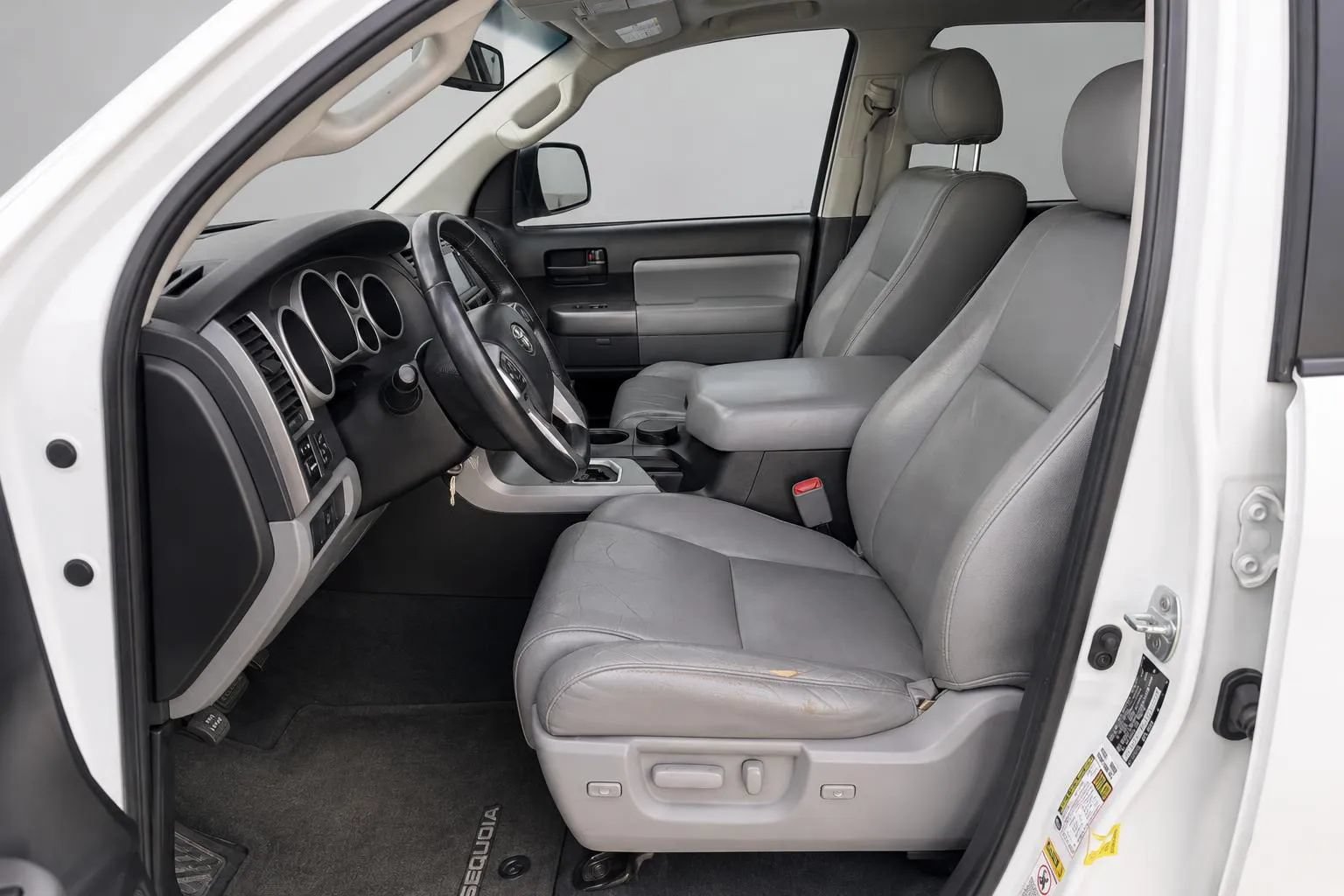 Used 2016 Toyota Sequoia SR5 w/ Premium Package AWD/4WD image 6