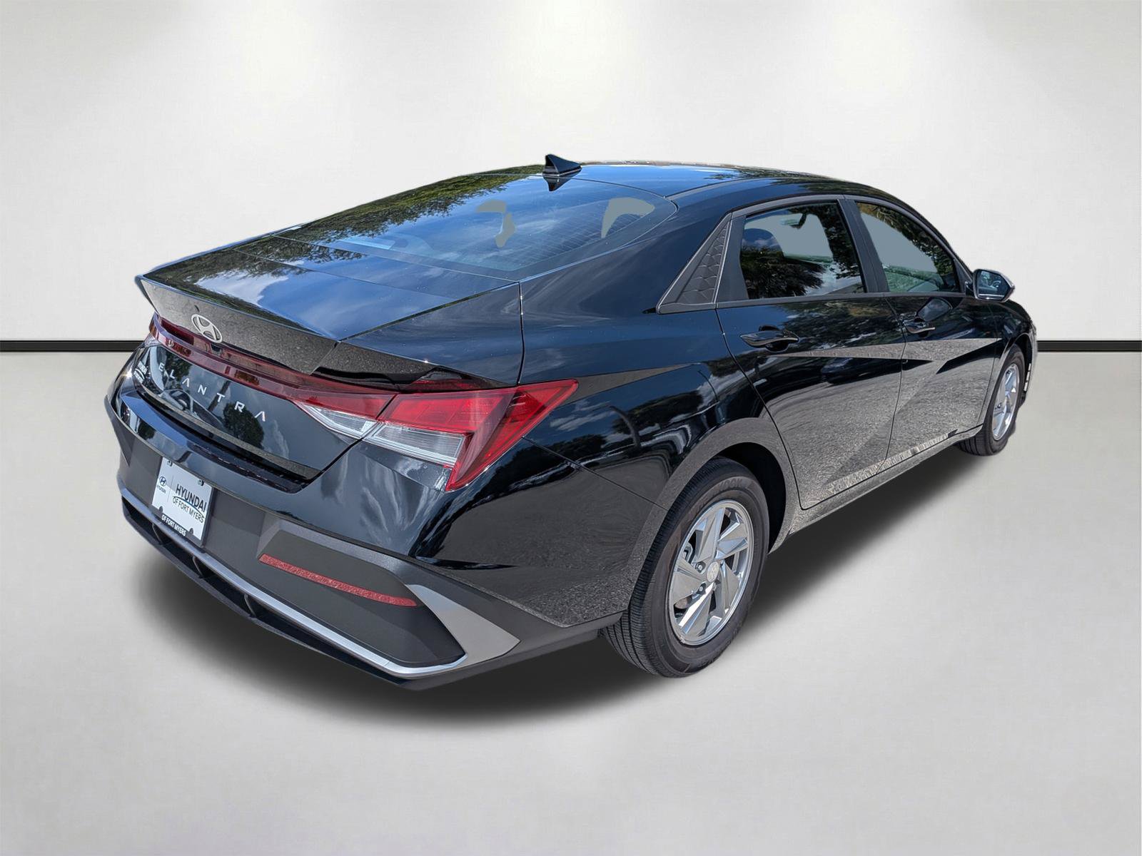 Used 2026 Hyundai Elantra SE FWD image 4
