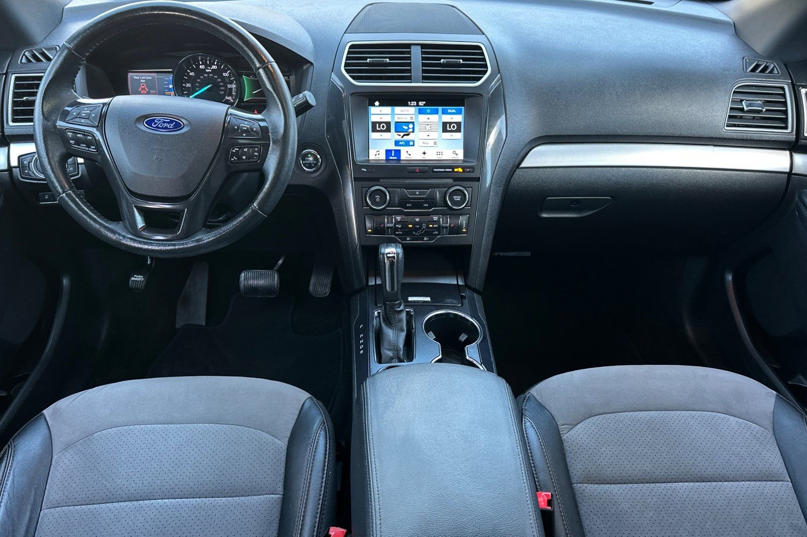 Used 2017 Ford Explorer XLT w/ Equipment Group 202A image 12
