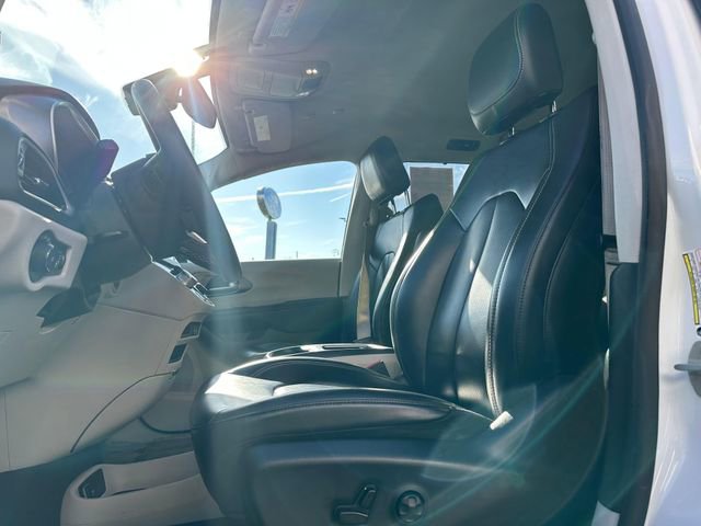 Used 2023 Chrysler Pacifica Touring-L image 10
