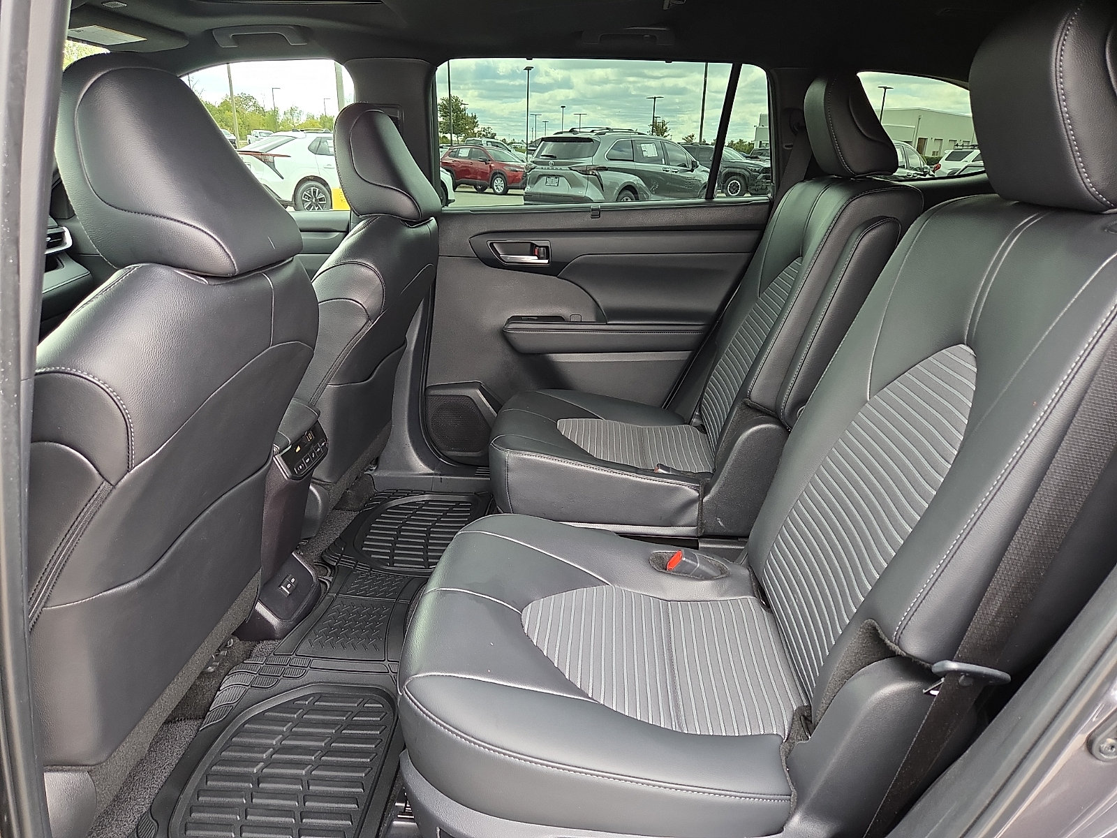 Used 2025 Toyota Highlander XSE AWD/4WD image 11