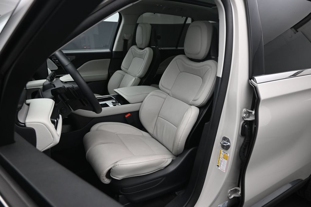 Used 2025 Lincoln Aviator Reserve w/ Equipment Group 201A AWD/4WD image 13