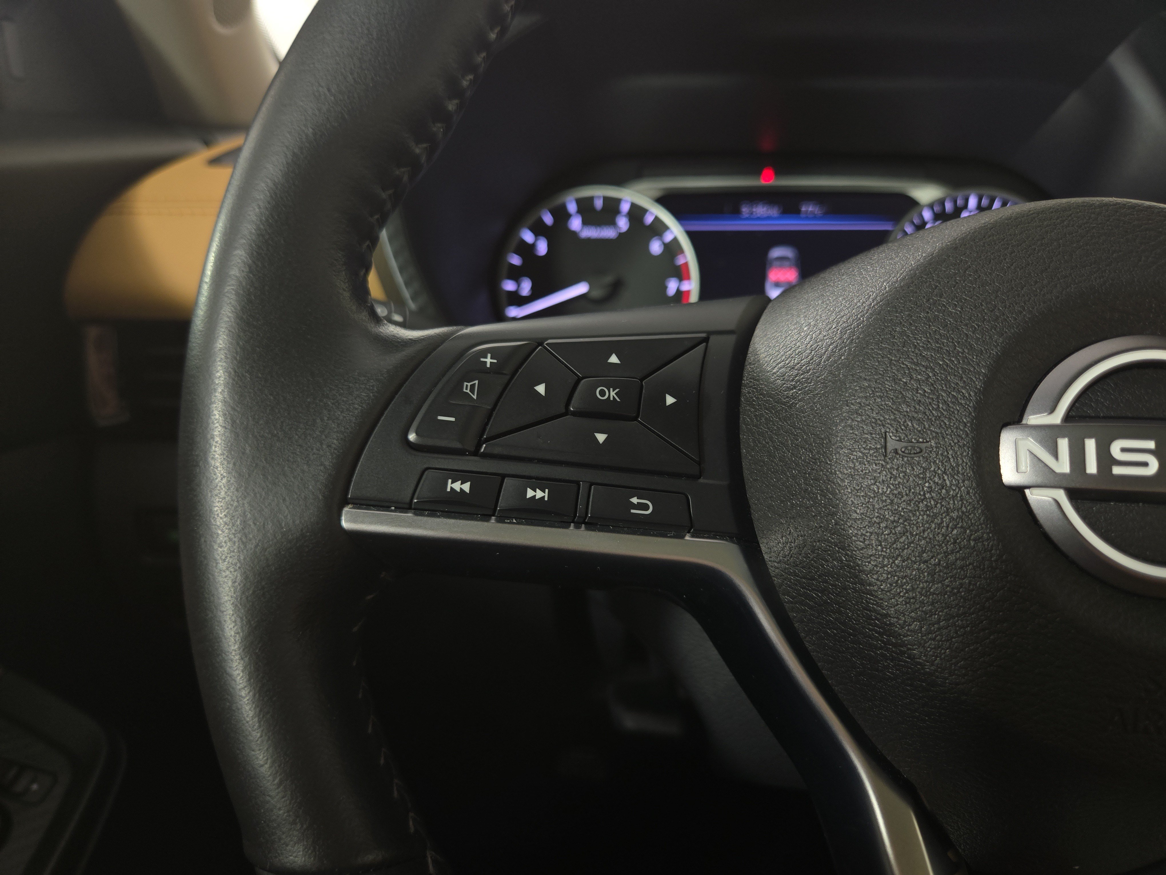 Used 2025 Nissan Sentra SV w/ SV Premium Package FWD image 15
