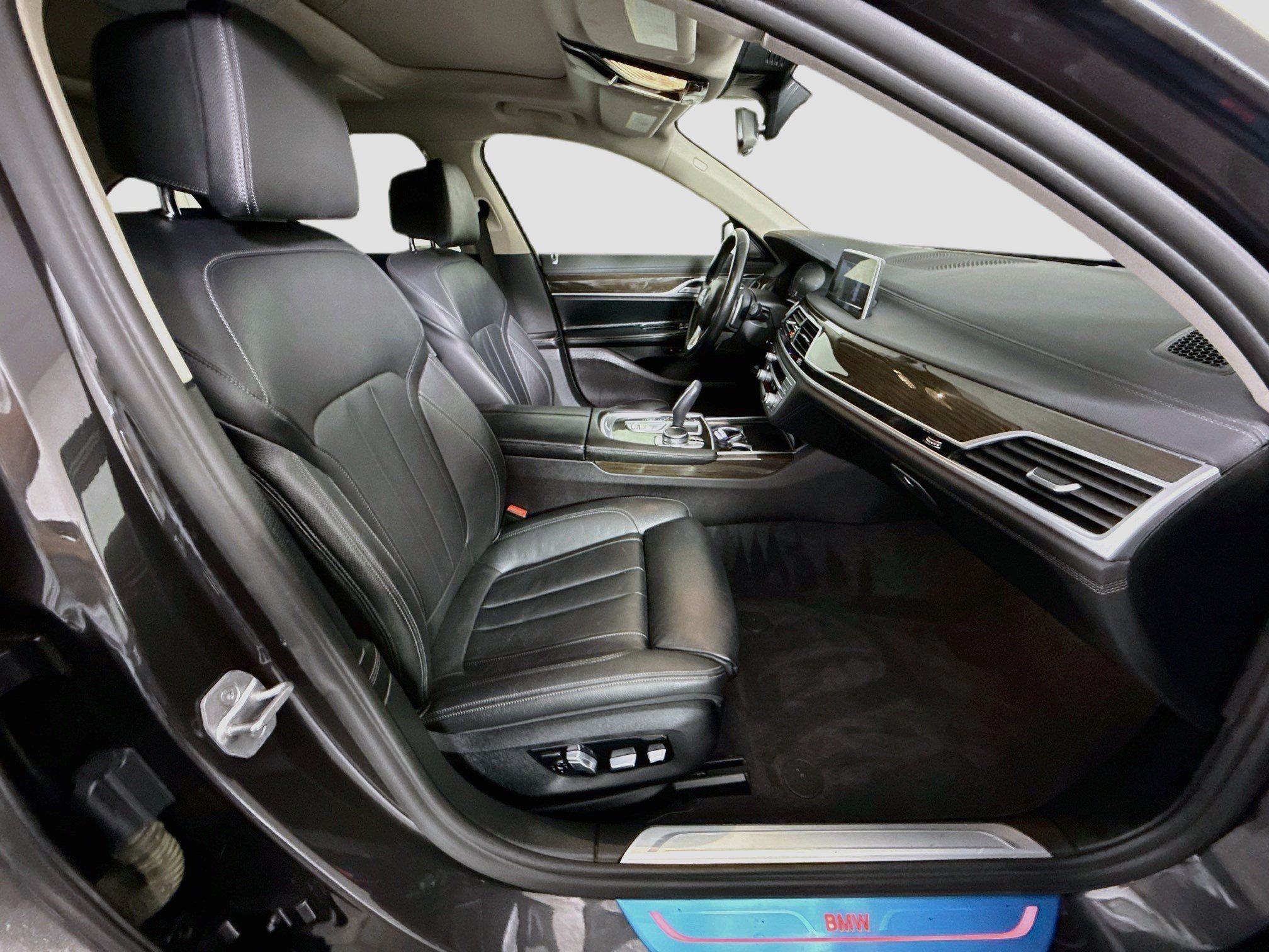 Used 2022 BMW 740i RWD image 29