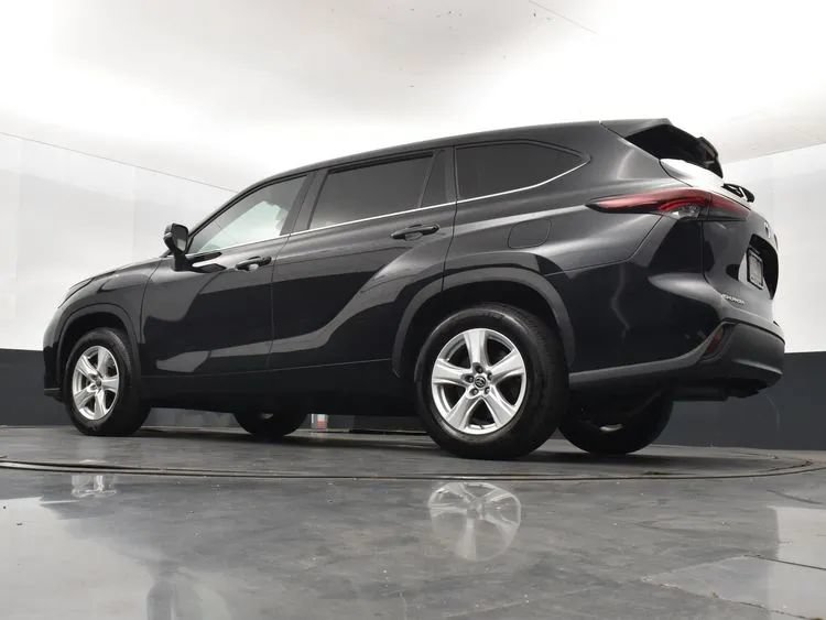 Used 2025 Toyota Highlander LE FWD image 12
