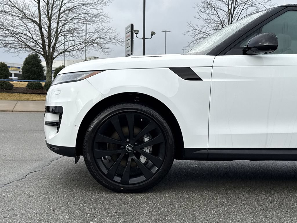 Used 2025 Land Rover Range Rover Sport SE AWD/4WD image 9