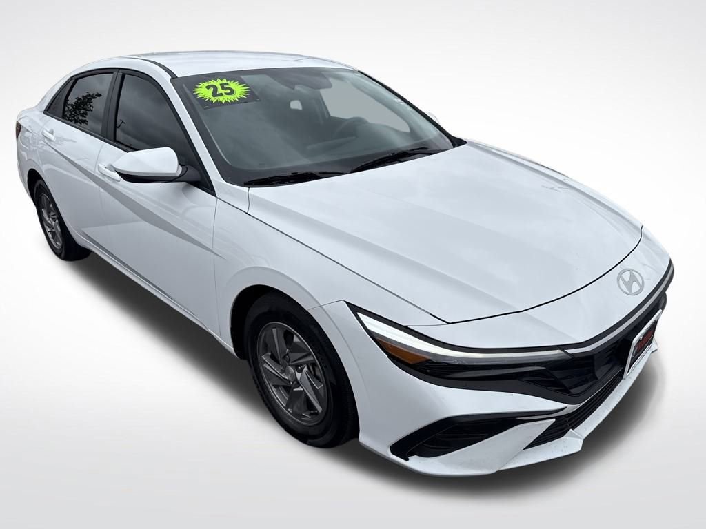 Used 2025 Hyundai Elantra SE image 7